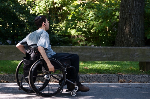 model dla osób samodzielnie poruszających się na wózku inwalidzkim za pomocą obu rąk