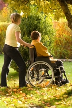 model dla osób pchanych na wózku inwalidzkim przez opiekuna